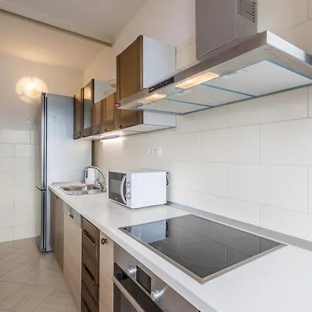 Issa & Sea View * Split