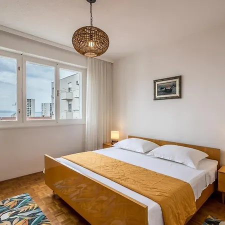 Issa & Sea View Apartman *