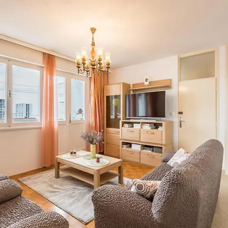 Issa & Sea View Apartman *